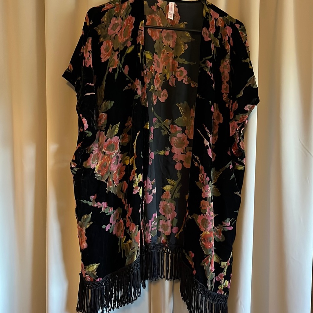 Black and Floral Short Sleeve Duster with fringe